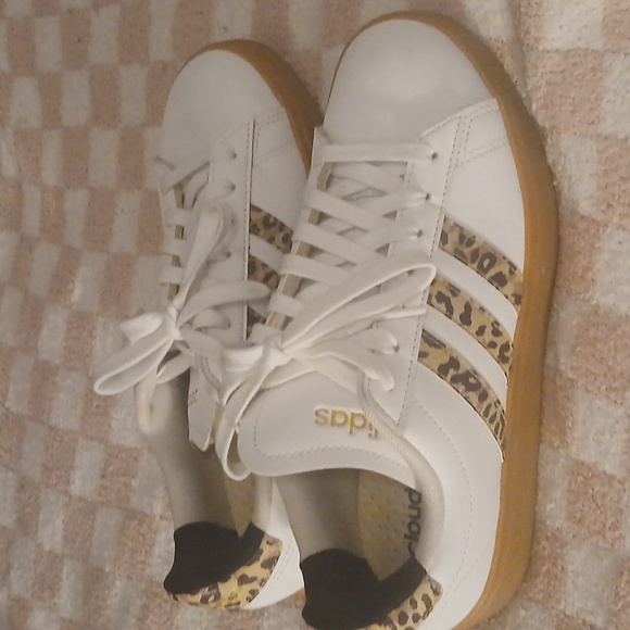 Adidas tenny shoes - Picture 2 of 4